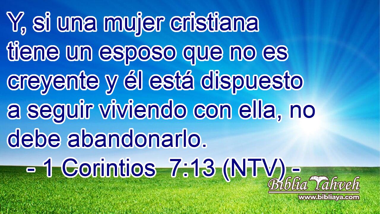 Y, si una mujer cristiana tiene un esposo que no es creyente y él está dispuesto a seguir viviendo con ella, no debe abandonarlo.