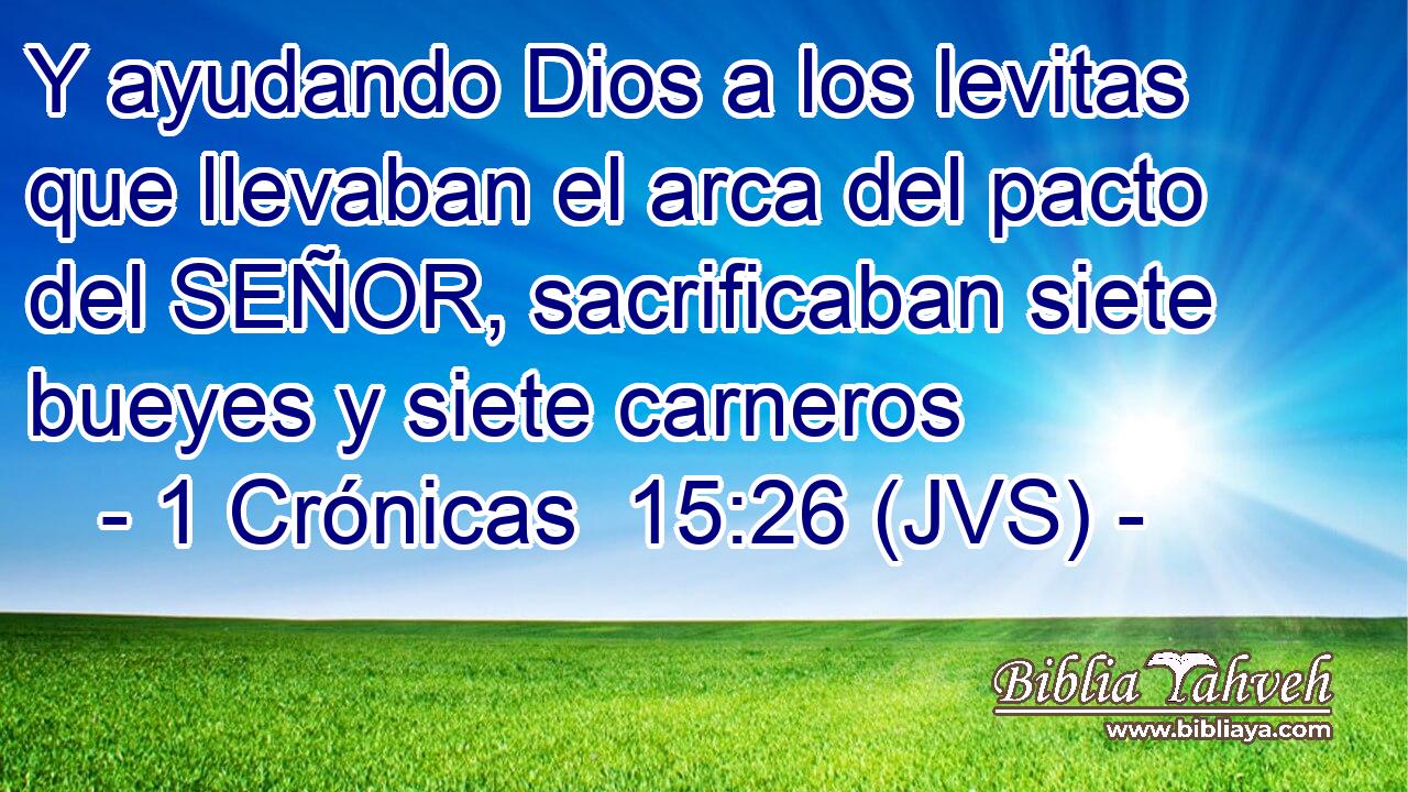 Y ayudando Dios a los levitas que llevaban el arca del pacto del SEÑOR, sacrificaban siete bueyes y siete carneros