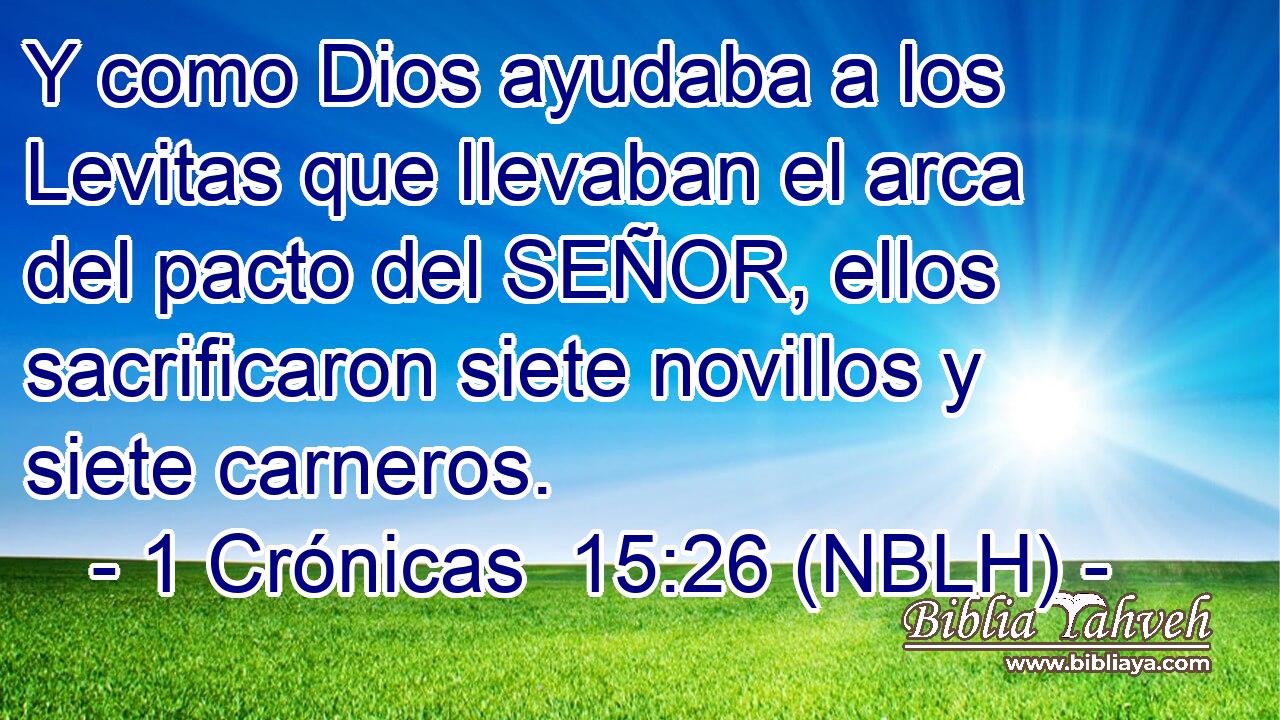  Y como Dios ayudaba a los Levitas que llevaban el arca del pacto del SEÑOR, ellos sacrificaron siete novillos y siete carneros. 