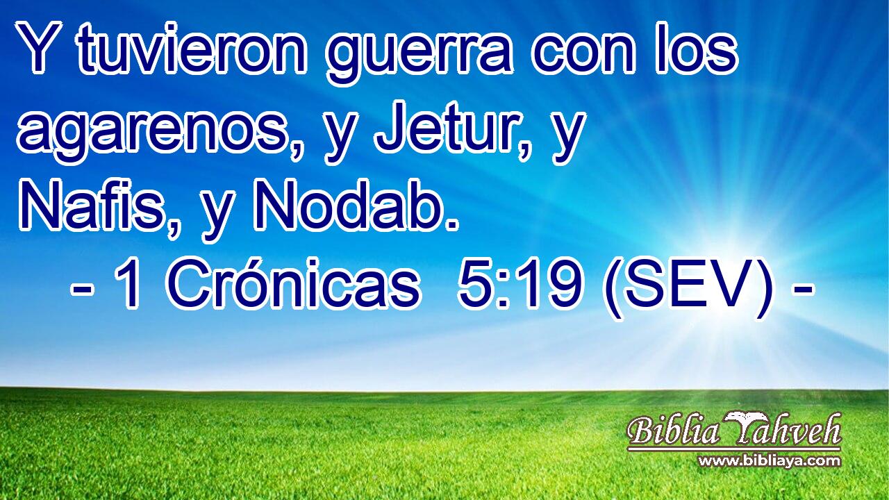 Y tuvieron guerra con los agarenos, y Jetur, y Nafis, y Nodab.