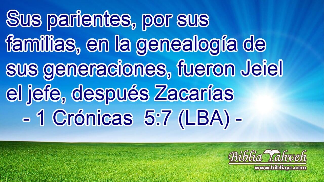 Sus parientes, por sus familias, en la genealogía de sus generaciones, fueron Jeiel el jefe, después Zacarías