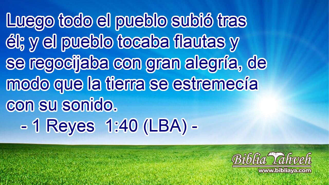 Luego todo el pueblo subió tras él; y el pueblo tocaba flautas y se regocijaba con gran alegría, de modo que la tierra se estremecía con su sonido.