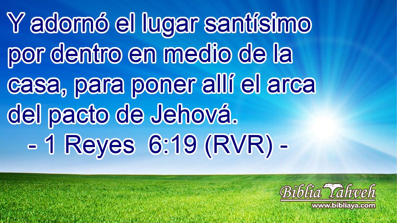 Y adornó el lugar santísimo por dentro en medio de la casa, para poner allí el arca del pacto de Jehová.