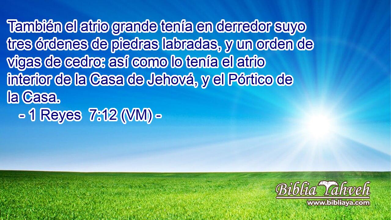  También el atrio grande tenía en derredor suyo tres órdenes de piedras labradas, y un orden de vigas de cedro: así como lo tenía el atrio interior de la Casa de Jehová, y el Pórtico de la Casa. 