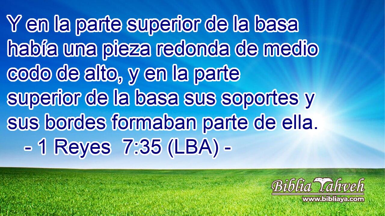 Y en la parte superior de la basa había una pieza redonda de medio codo de alto, y en la parte superior de la basa sus soportes y sus bordes formaban parte de ella.
