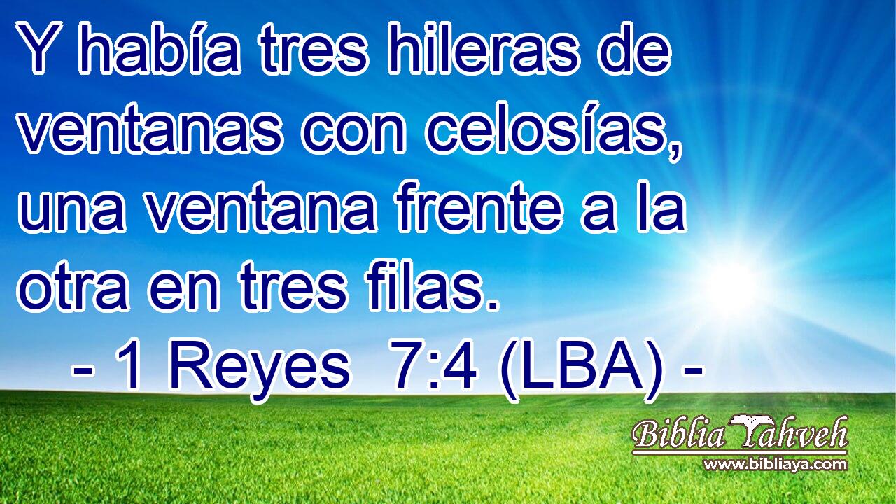 Y había tres hileras de ventanas con celosías, una ventana frente a la otra en tres filas.