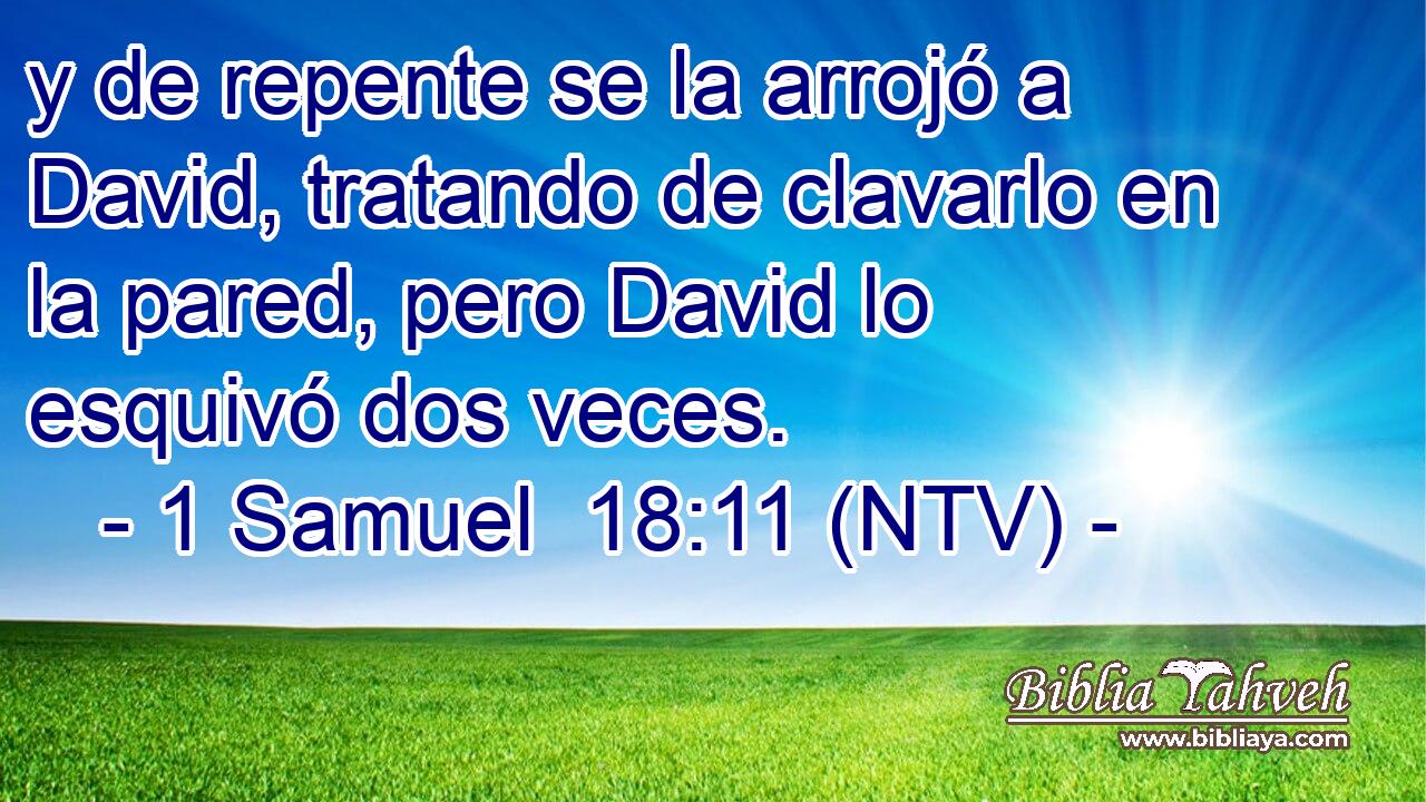 y de repente se la arrojó a David, tratando de clavarlo en la pared, pero David lo esquivó dos veces.