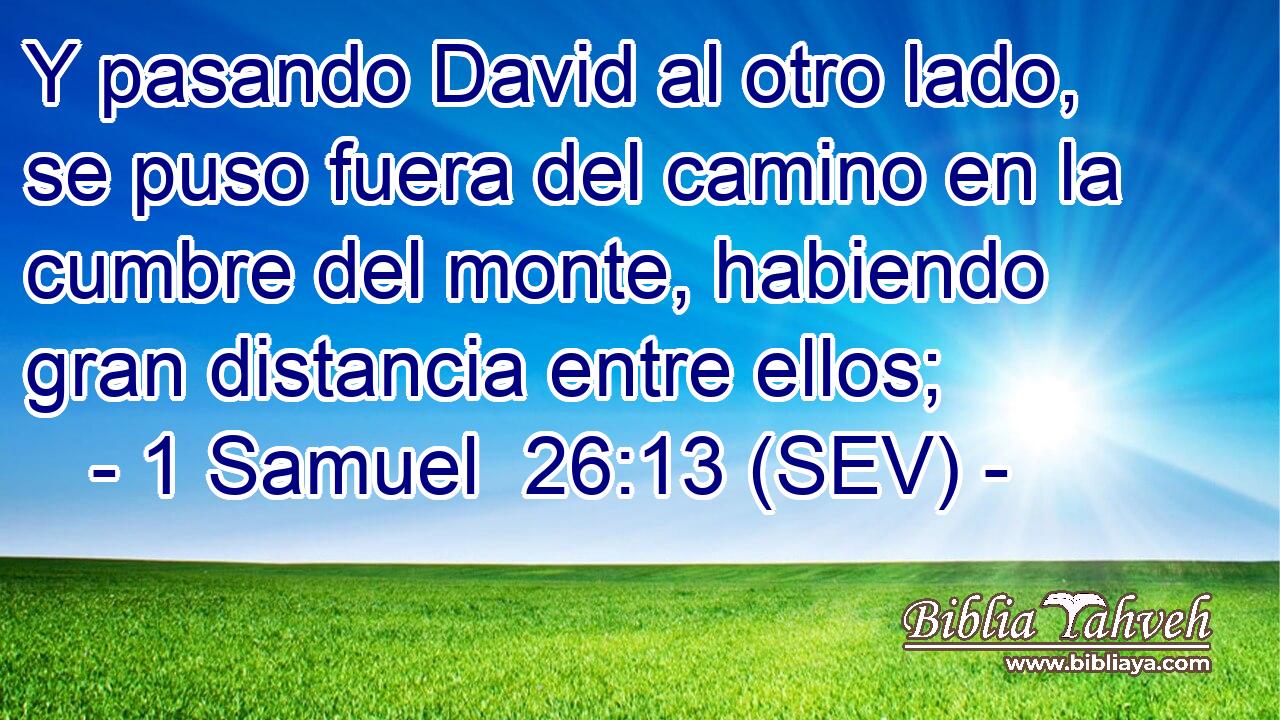 Y pasando David al otro lado, se puso fuera del camino en la cumbre del monte, habiendo gran distancia entre ellos;