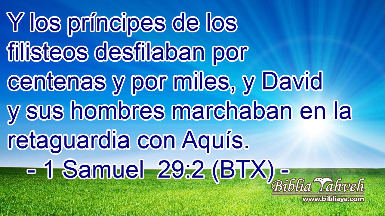 Y los príncipes de los filisteos desfilaban por centenas y por miles, y David y sus hombres marchaban en la retaguardia con Aquís.