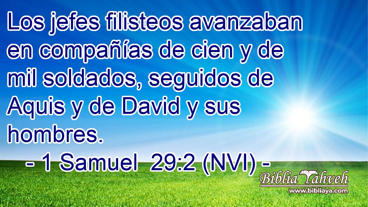  Los jefes filisteos avanzaban en compañías de cien y de mil soldados, seguidos de Aquis y de David y sus hombres. 