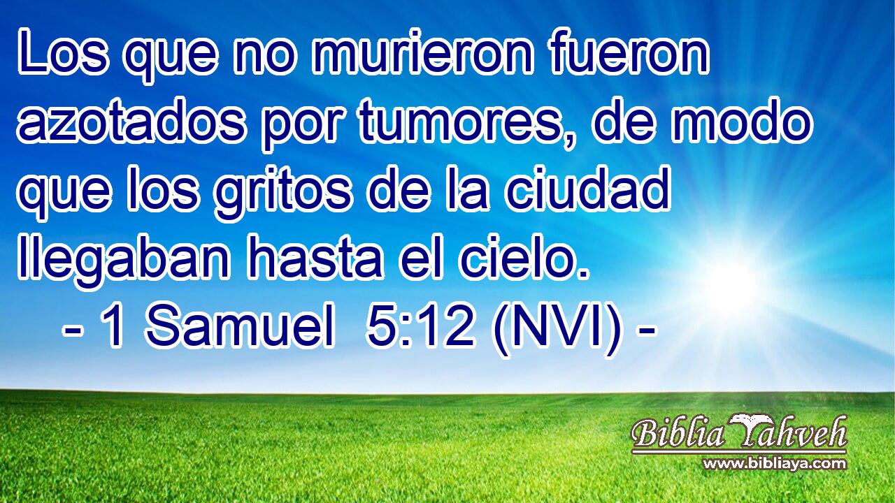  Los que no murieron fueron azotados por tumores, de modo que los gritos de la ciudad llegaban hasta el cielo. 