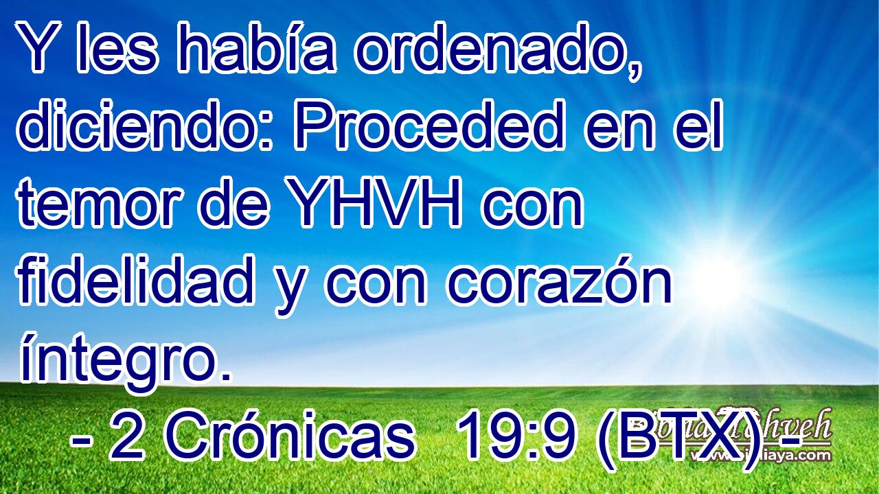 Y les había ordenado, diciendo: Proceded en el temor de YHVH con fidelidad y con corazón íntegro.