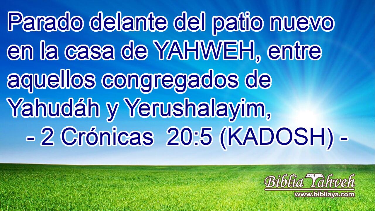  Parado delante del patio nuevo en la casa de YAHWEH, entre aquellos congregados de Yahudáh y Yerushalayim, 
