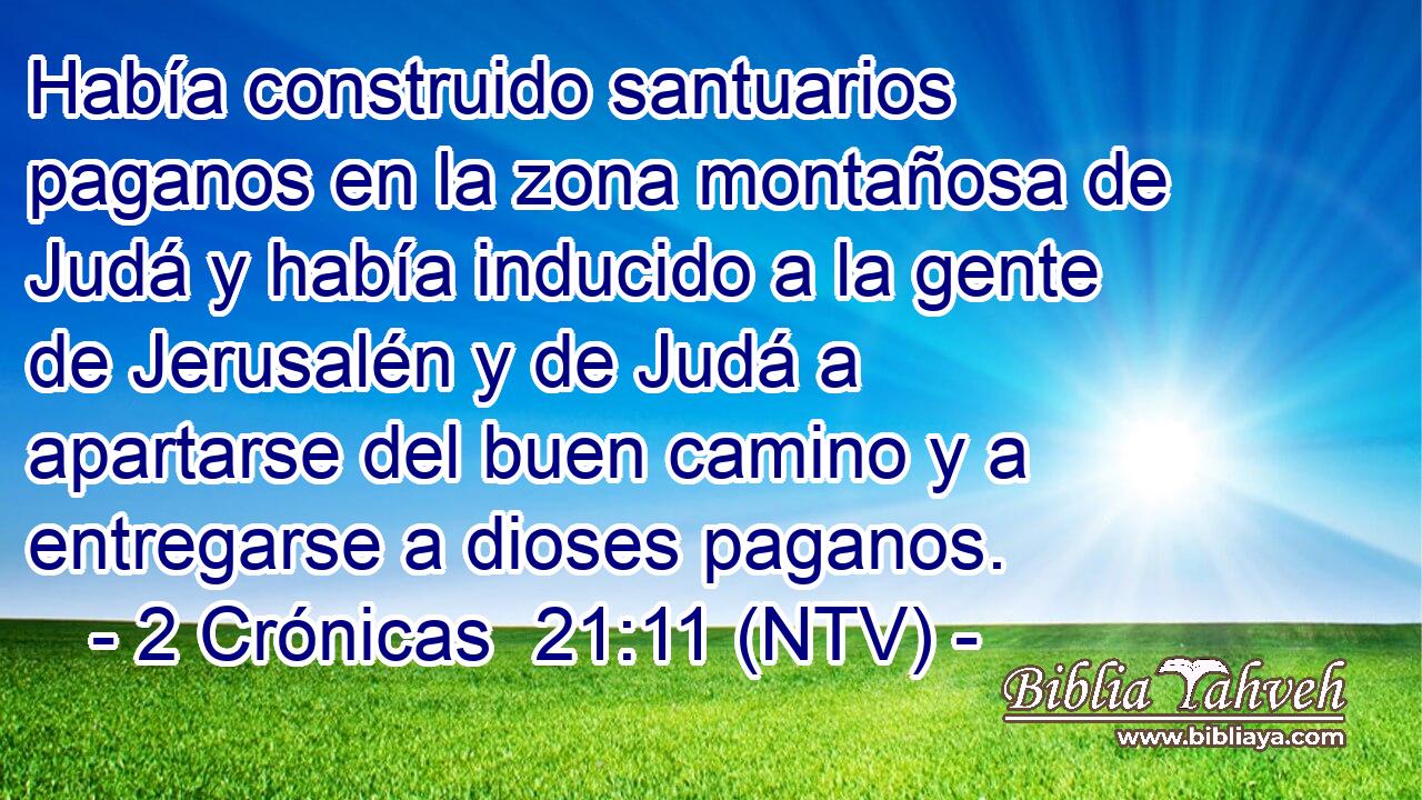 Había construido santuarios paganos en la zona montañosa de Judá y había inducido a la gente de Jerusalén y de Judá a apartarse del buen camino y a entregarse a dioses paganos.