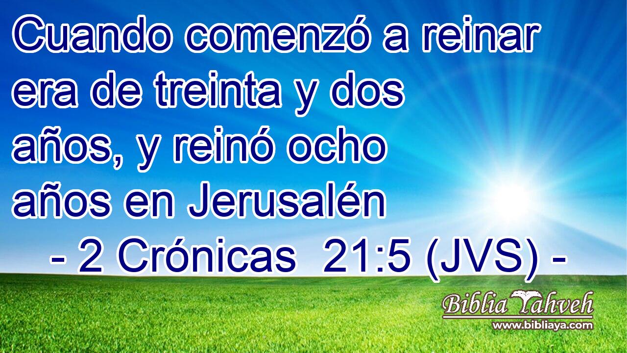 Cuando comenzó a reinar era de treinta y dos años, y reinó ocho años en Jerusalén