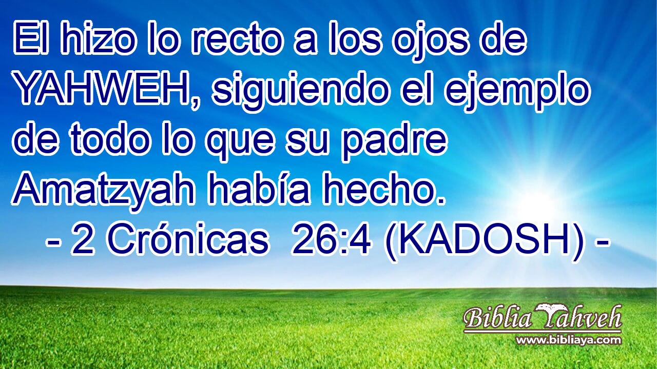  El hizo lo recto a los ojos de YAHWEH, siguiendo el ejemplo de todo lo que su padre Amatzyah había hecho. 