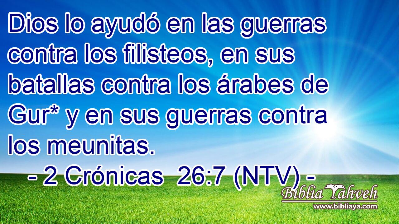 Dios lo ayudó en las guerras contra los filisteos, en sus batallas contra los árabes de Gur* y en sus guerras contra los meunitas.