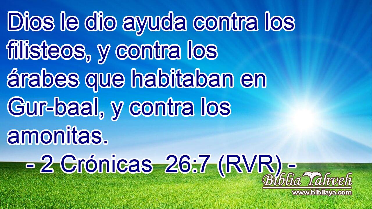Dios le dio ayuda contra los filisteos, y contra los árabes que habitaban en Gur-baal, y contra los amonitas.