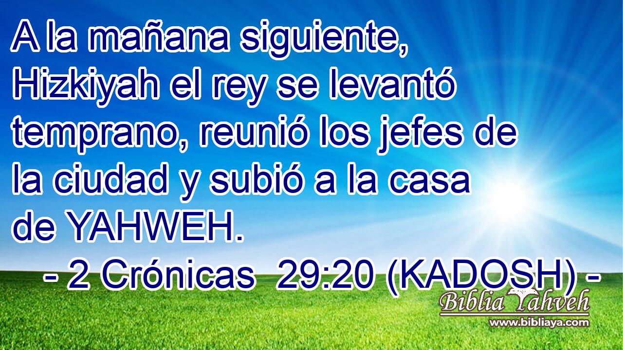  A la mañana siguiente, Hizkiyah el rey se levantó temprano, reunió los jefes de la ciudad y subió a la casa de YAHWEH. 