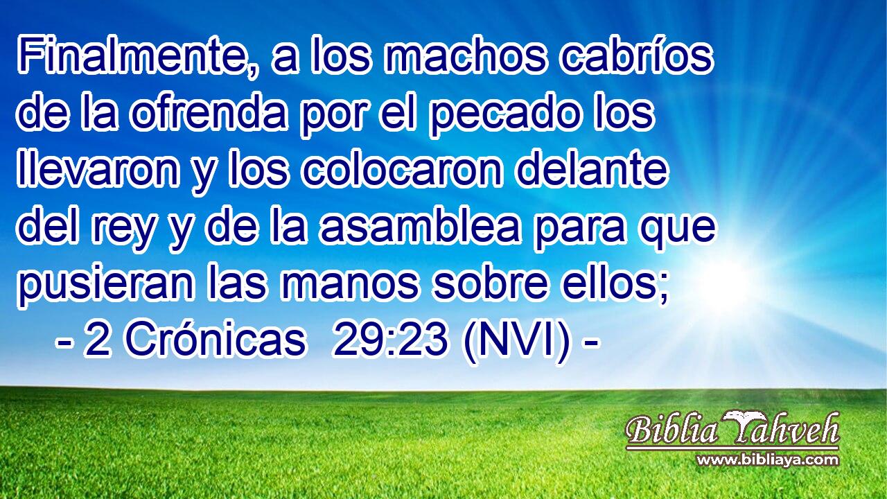  Finalmente, a los machos cabríos de la ofrenda por el pecado los llevaron y los colocaron delante del rey y de la asamblea para que pusieran las manos sobre ellos; 