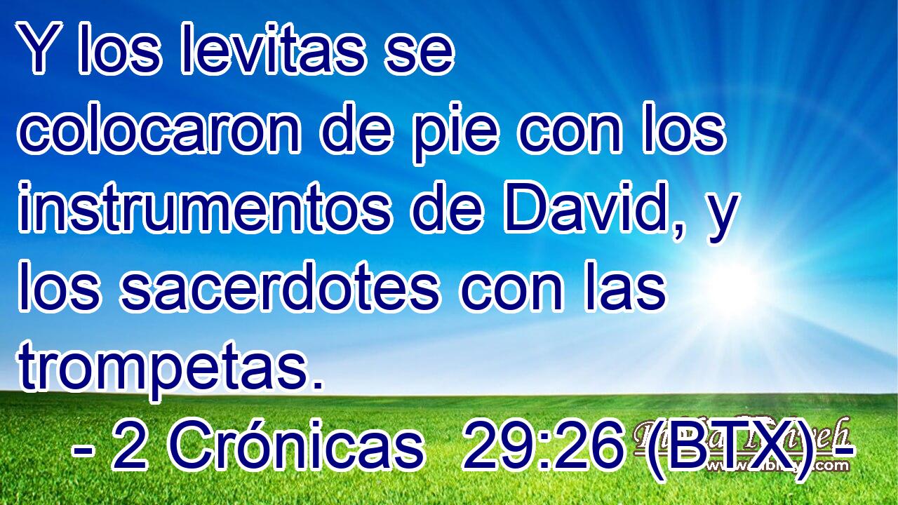 Y los levitas se colocaron de pie con los instrumentos de David, y los sacerdotes con las trompetas.
