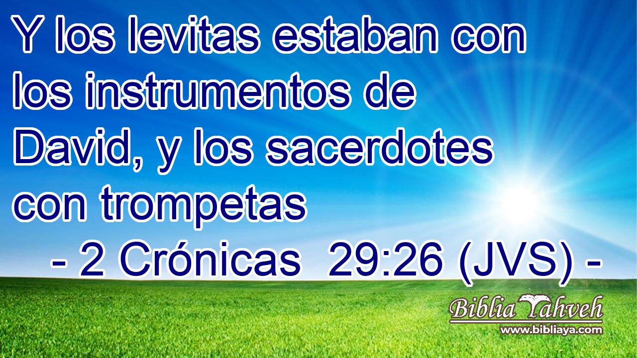 Y los levitas estaban con los instrumentos de David, y los sacerdotes con trompetas