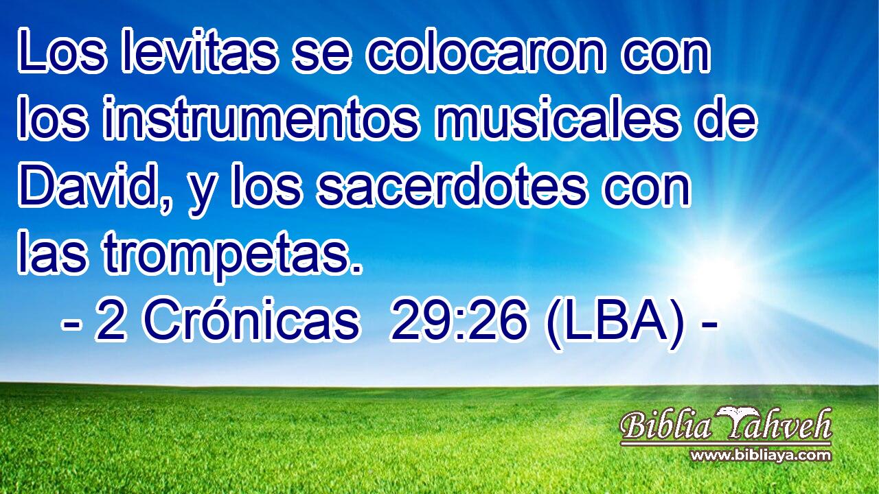 Los levitas se colocaron con los instrumentos musicales de David, y los sacerdotes con las trompetas.