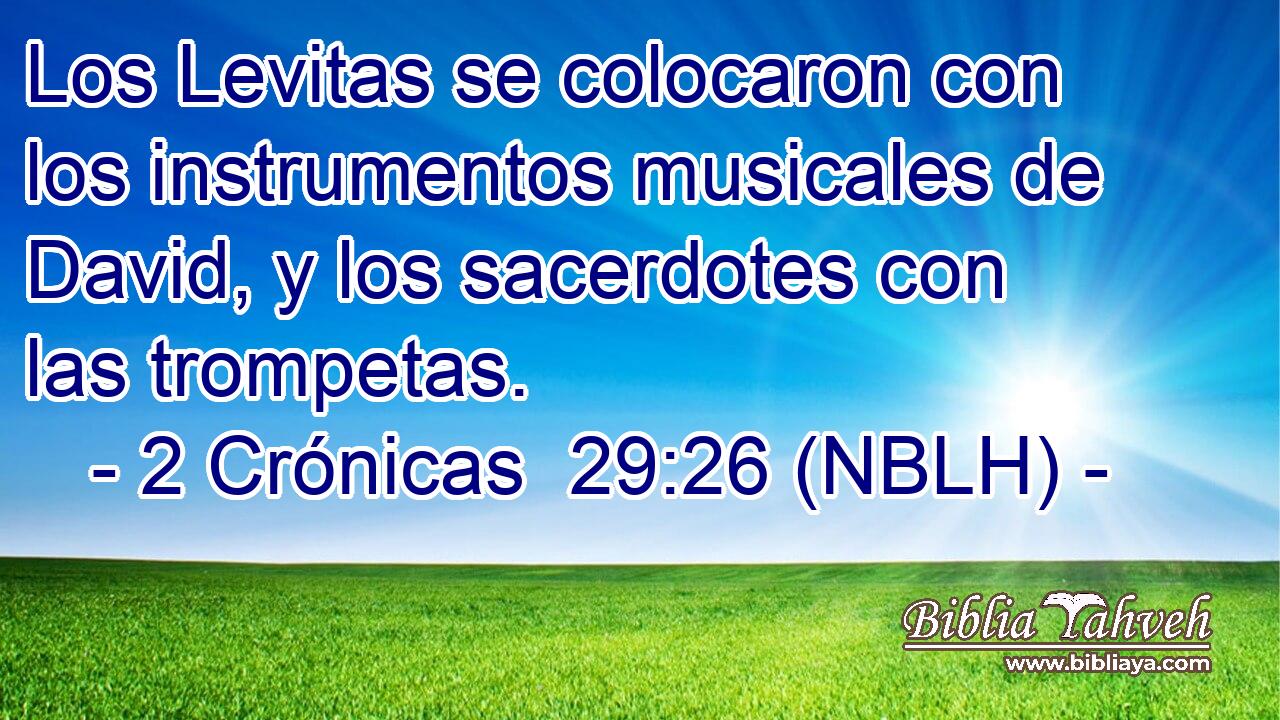  Los Levitas se colocaron con los instrumentos musicales de David, y los sacerdotes con las trompetas. 