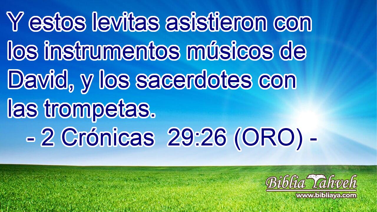  Y estos levitas asistieron con los instrumentos músicos de David, y los sacerdotes con las trompetas. 