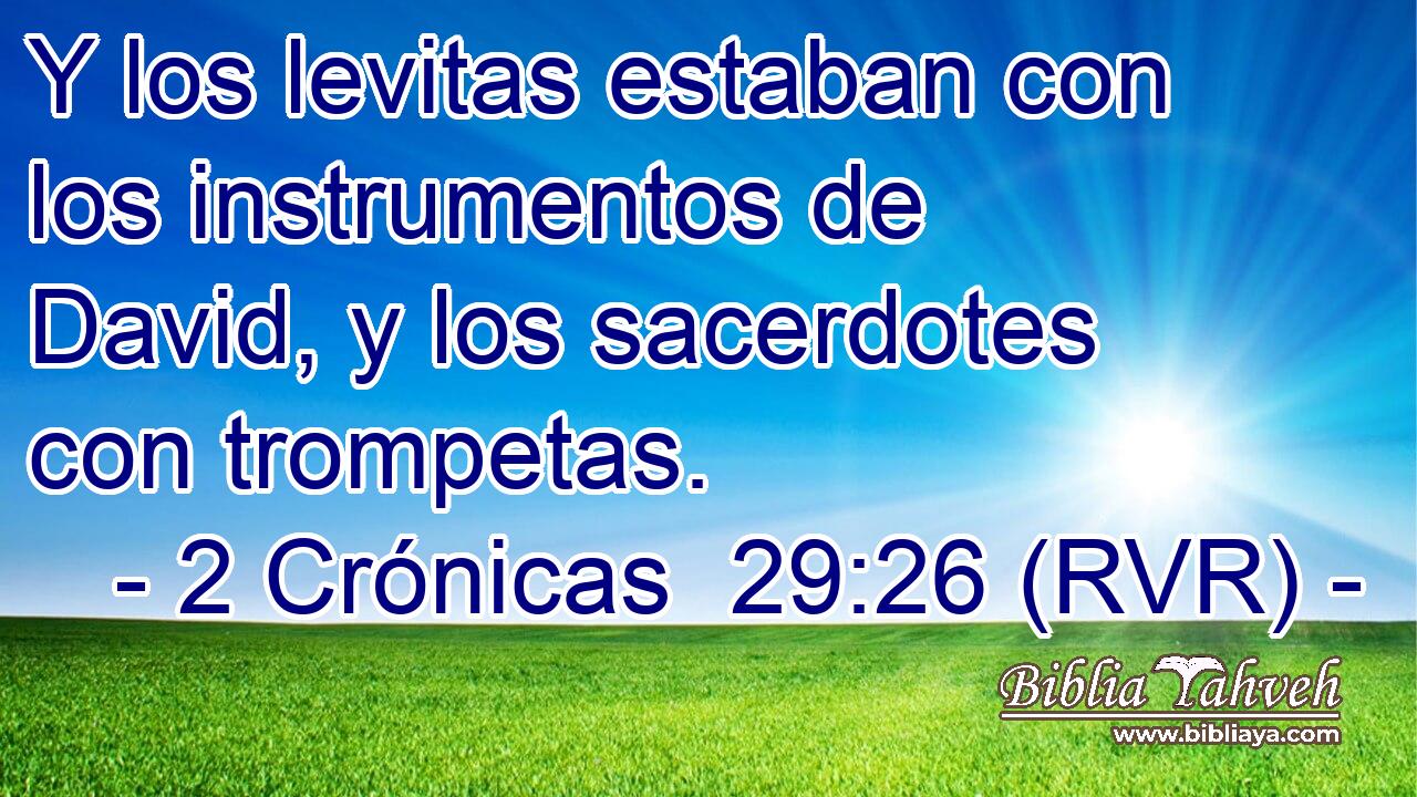 Y los levitas estaban con los instrumentos de David, y los sacerdotes con trompetas.