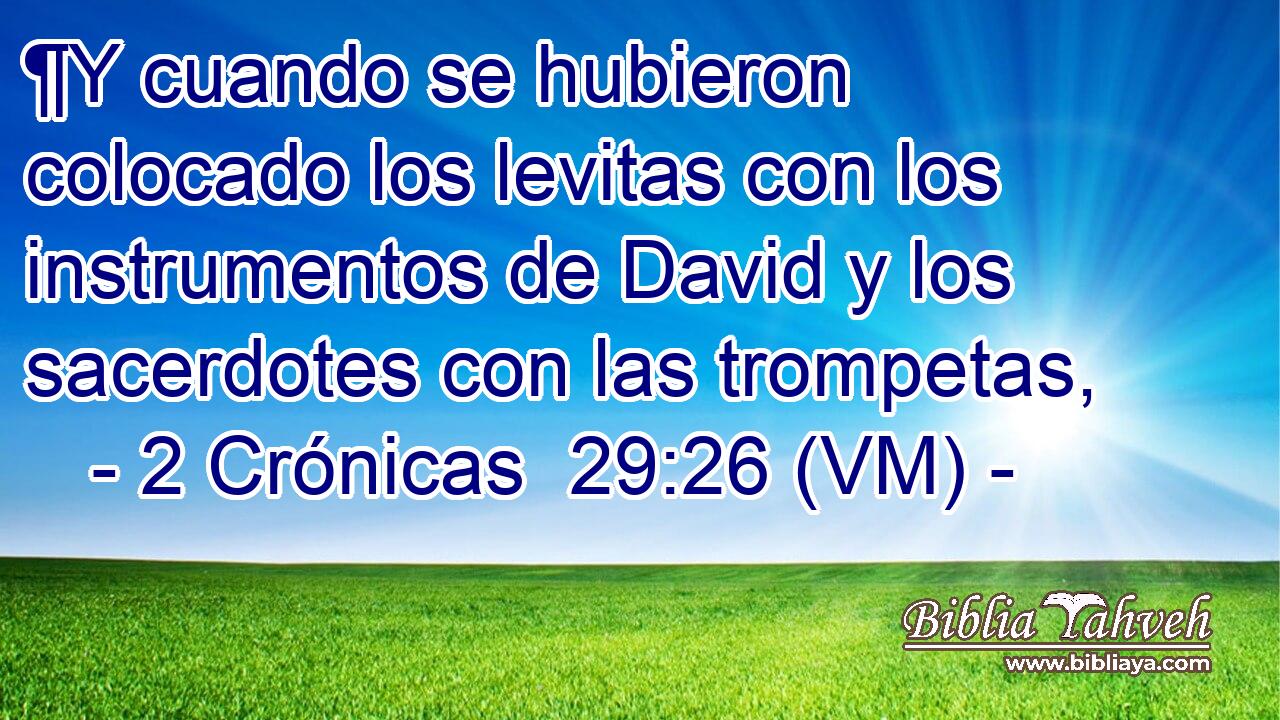  ¶Y cuando se hubieron colocado los levitas con los instrumentos de David y los sacerdotes con las trompetas, 