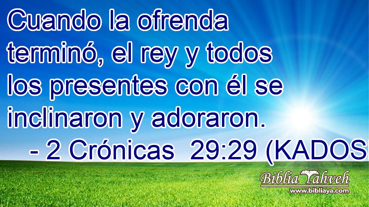  Cuando la ofrenda terminó, el rey y todos los presentes con él se inclinaron y adoraron. 