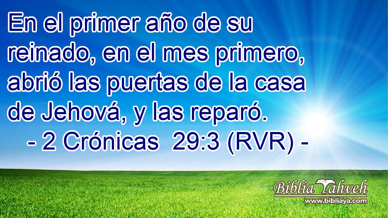 En el primer año de su reinado, en el mes primero, abrió las puertas de la casa de Jehová, y las reparó.