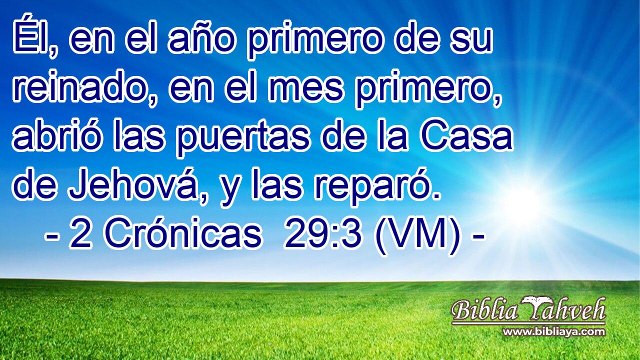  Él, en el año primero de su reinado, en el mes primero, abrió las puertas de la Casa de Jehová, y las reparó. 
