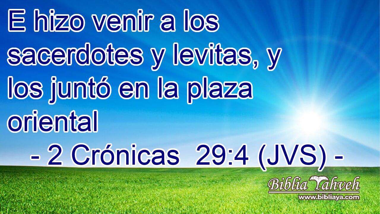 E hizo venir a los sacerdotes y levitas, y los juntó en la plaza oriental