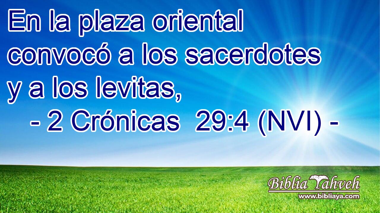  En la plaza oriental convocó a los sacerdotes y a los levitas, 
