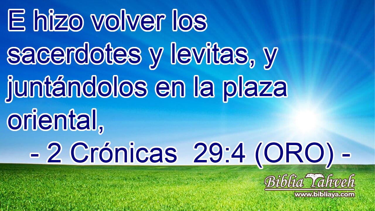  E hizo volver los sacerdotes y levitas, y juntándolos en la plaza oriental, 