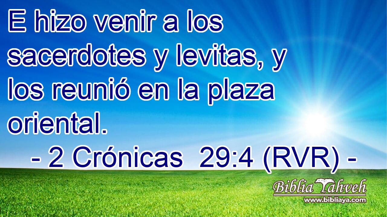 E hizo venir a los sacerdotes y levitas, y los reunió en la plaza oriental.