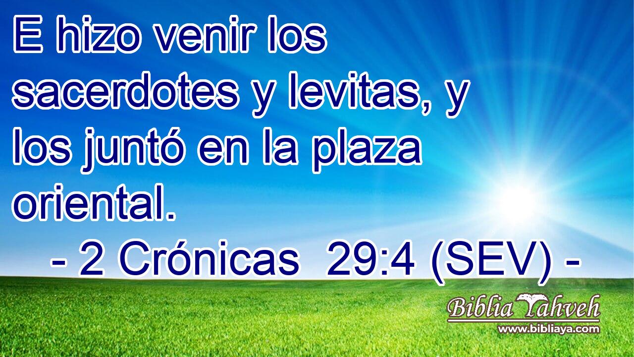 E hizo venir los sacerdotes y levitas, y los juntó en la plaza oriental.