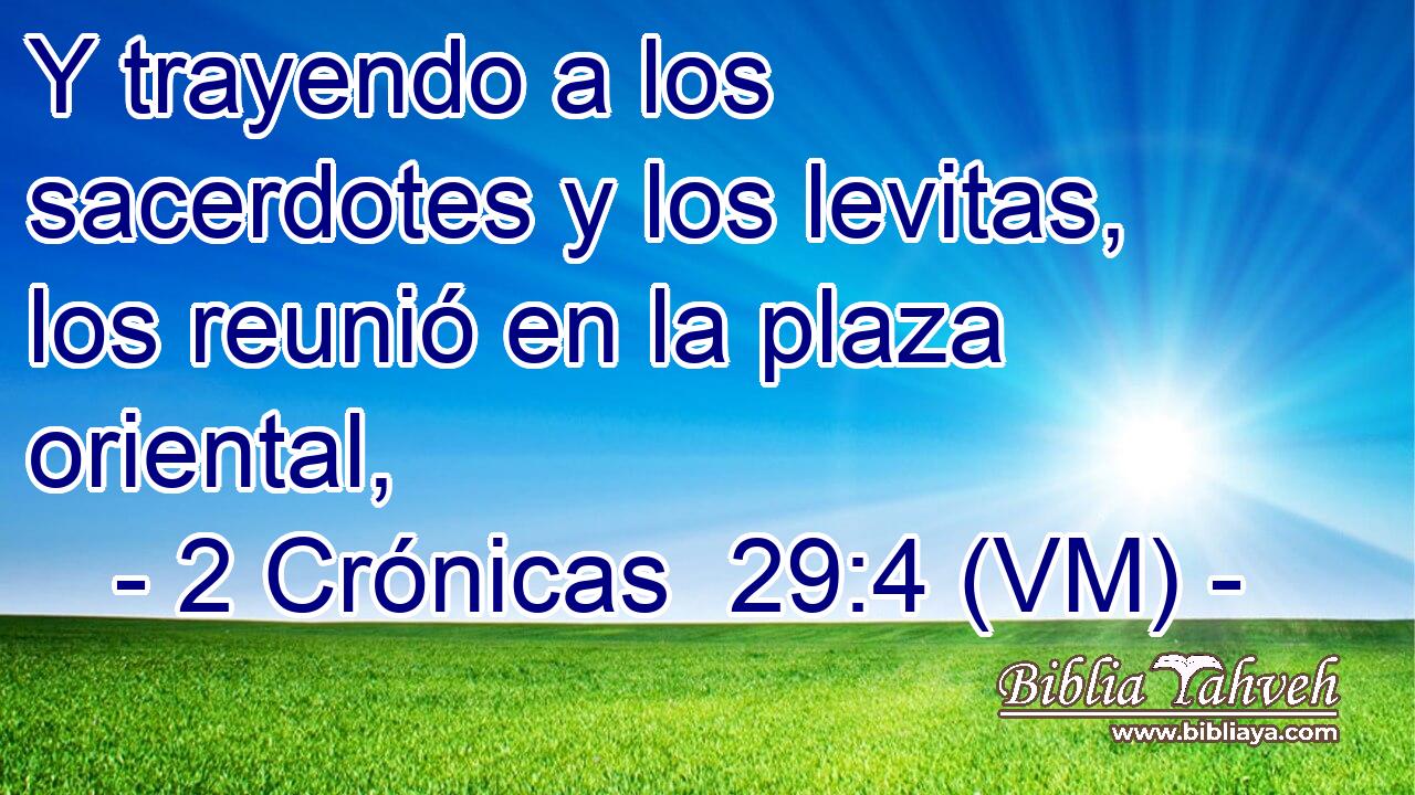  Y trayendo a los sacerdotes y los levitas, los reunió en la plaza oriental, 