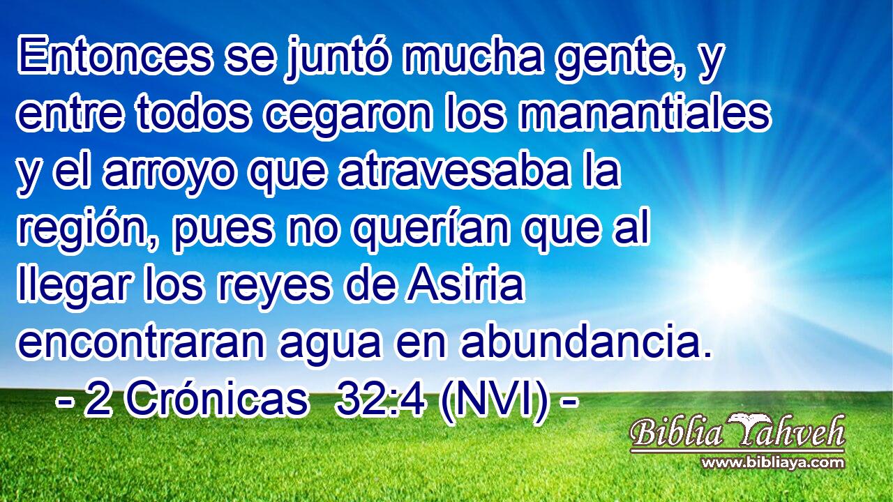  Entonces se juntó mucha gente, y entre todos cegaron los manantiales y el arroyo que atravesaba la región, pues no querían que al llegar los reyes de Asiria encontraran agua en abundancia. 