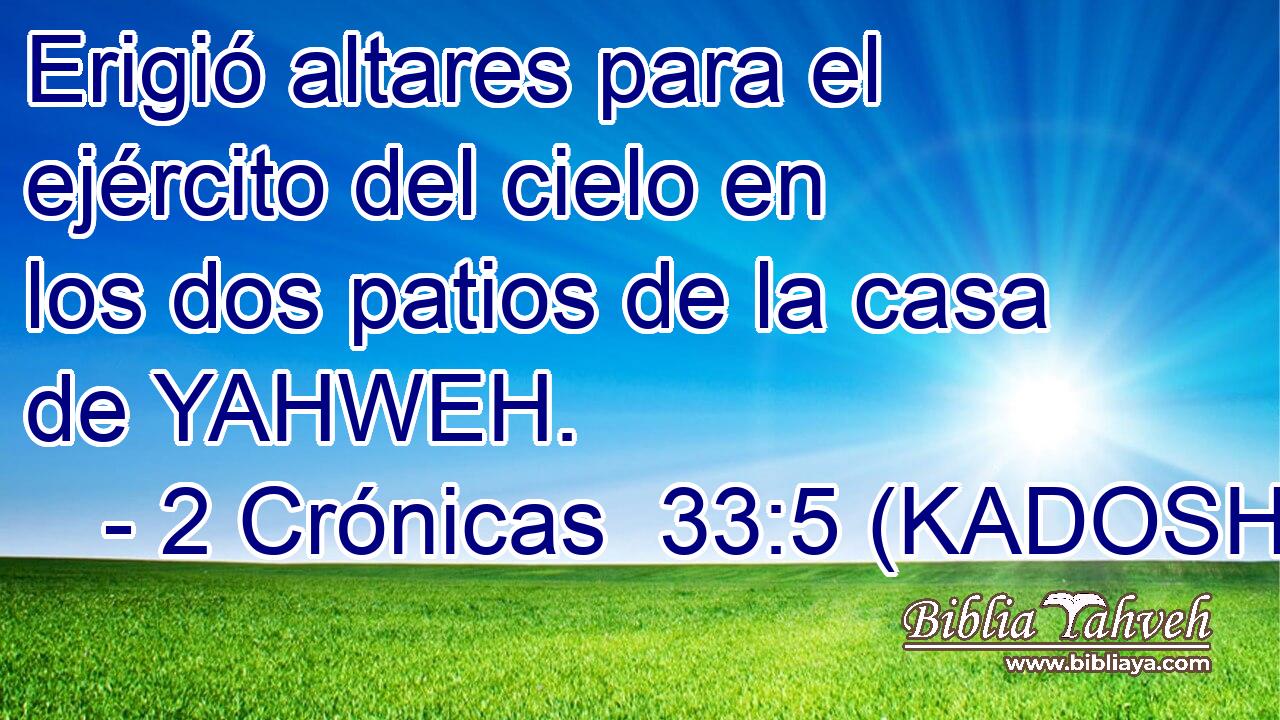  Erigió altares para el ejército del cielo en los dos patios de la casa de YAHWEH. 