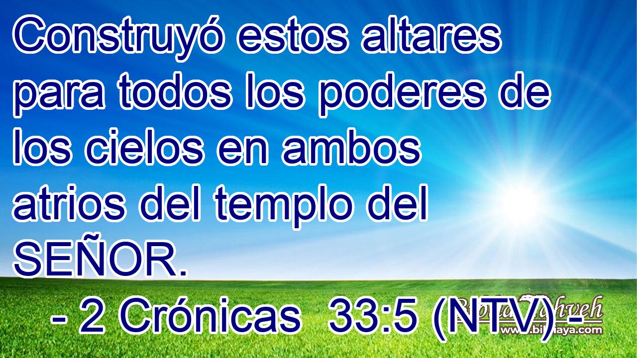 Construyó estos altares para todos los poderes de los cielos en ambos atrios del templo del SEÑOR.