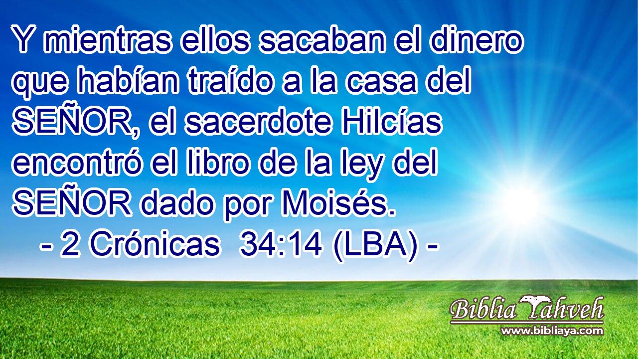 Y mientras ellos sacaban el dinero que habían traído a la casa del SEÑOR, el sacerdote Hilcías encontró el libro de la ley del SEÑOR dado por Moisés.