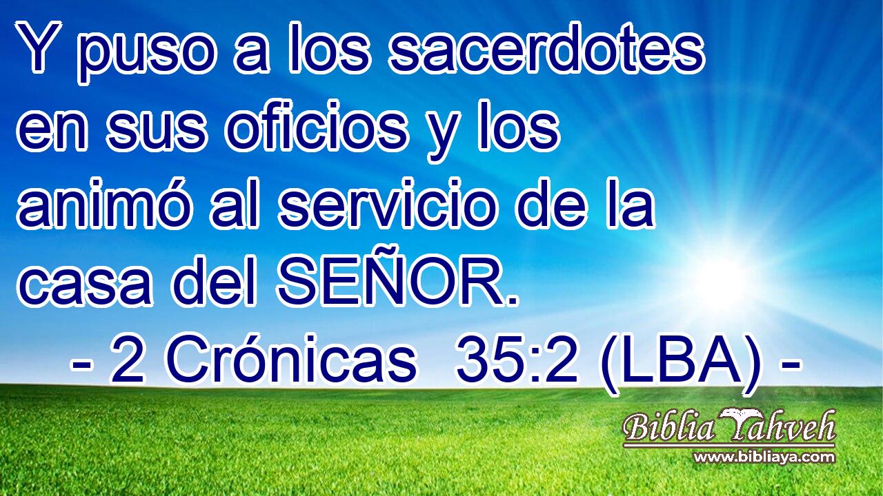 Y puso a los sacerdotes en sus oficios y los animó al servicio de la casa del SEÑOR.