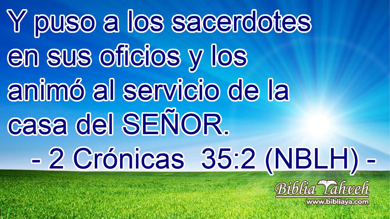  Y puso a los sacerdotes en sus oficios y los animó al servicio de la casa del SEÑOR. 