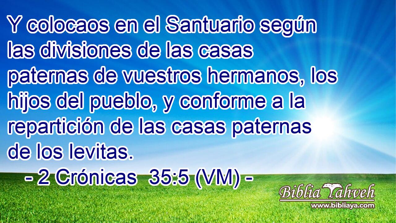  Y colocaos en el Santuario según las divisiones de las casas paternas de vuestros hermanos, los hijos del pueblo, y conforme a la repartición de las casas paternas de los levitas. 