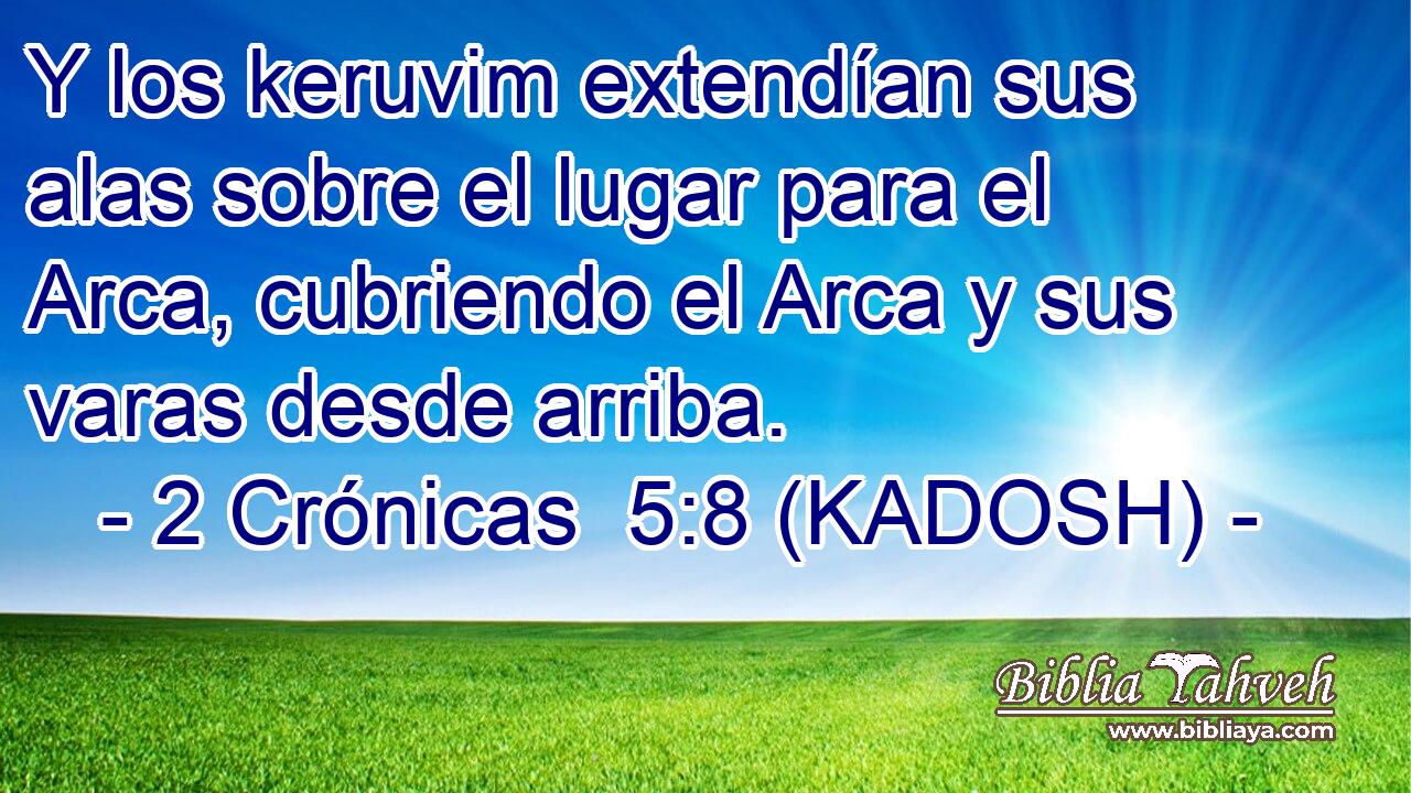  Y los keruvim extendían sus alas sobre el lugar para el Arca, cubriendo el Arca y sus varas desde arriba. 
