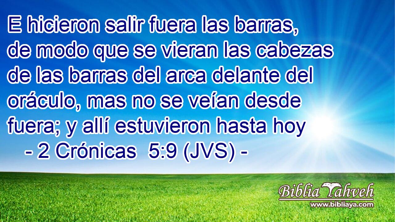 E hicieron salir fuera las barras, de modo que se vieran las cabezas de las barras del arca delante del oráculo, mas no se veían desde fuera; y allí estuvieron hasta hoy