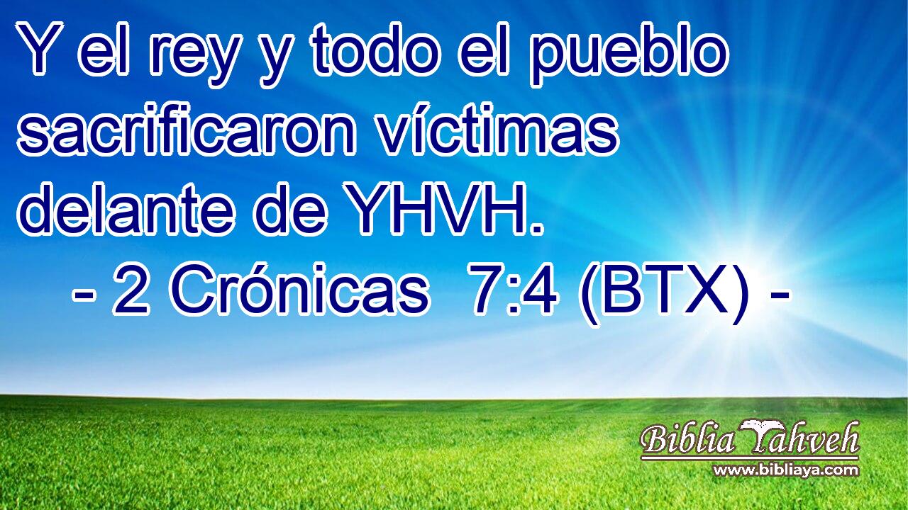 Y el rey y todo el pueblo sacrificaron víctimas delante de YHVH.